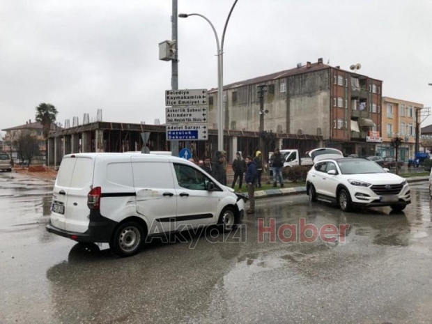 Kaza böyle geldi Dikkatsiz sürücü cipe çarptı