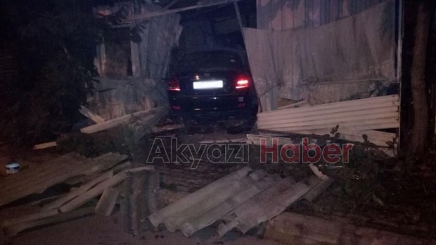 Direksiyon Hakimiyetini Kaybeden Araç Barakaya Girdi