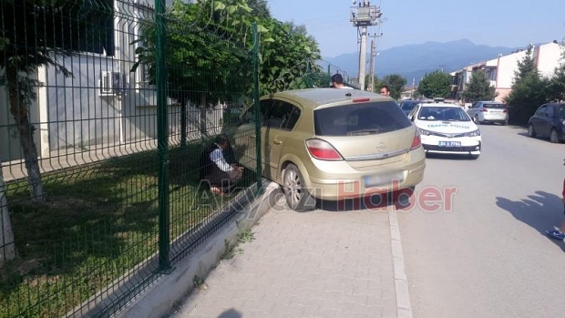 Direksiyonu Kilitlenen Otomobil Çitlere Girdi