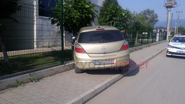 Direksiyonu Kilitlenen Otomobil Çitlere Girdi