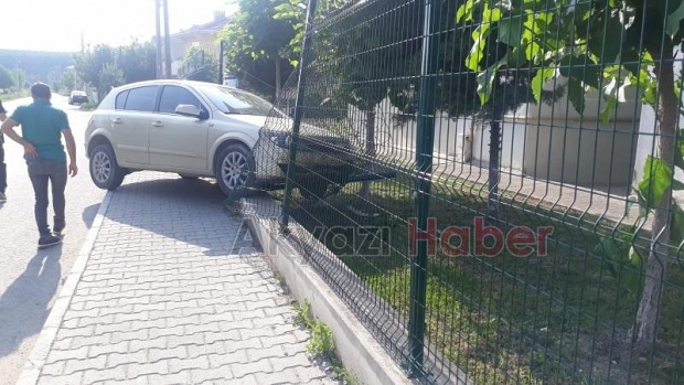 Direksiyonu Kilitlenen Otomobil Çitlere Girdi