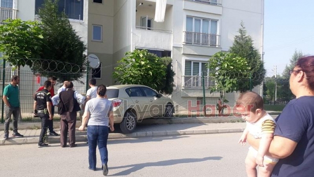 Direksiyonu Kilitlenen Otomobil Çitlere Girdi