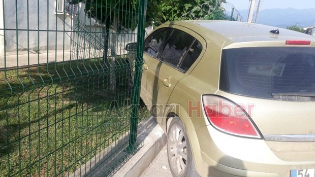 Direksiyonu Kilitlenen Otomobil Çitlere Girdi