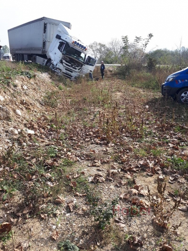 Dokurcun'da tır askeri araca çarptı