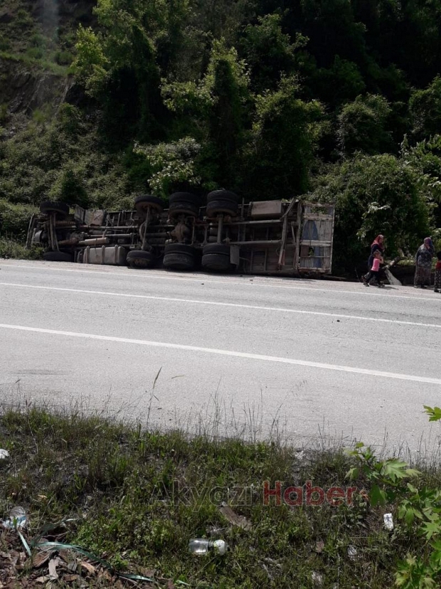 Dokurcun yolunda kavak yüklü kamyon devrildi
