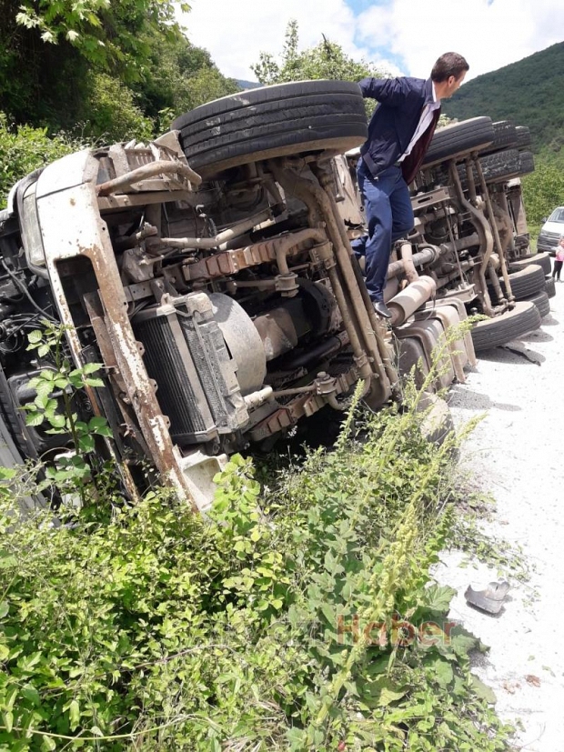 Dokurcun yolunda kavak yüklü kamyon devrildi