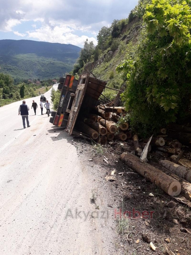 Dokurcun yolunda kavak yüklü kamyon devrildi