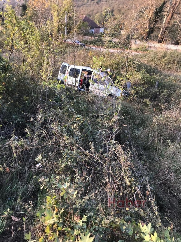 Dokurcunda araç şarampolden uçup takla attı