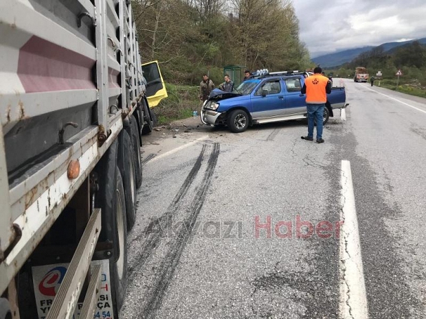 Dokurcunda Tır kamyonetle çarpıştı