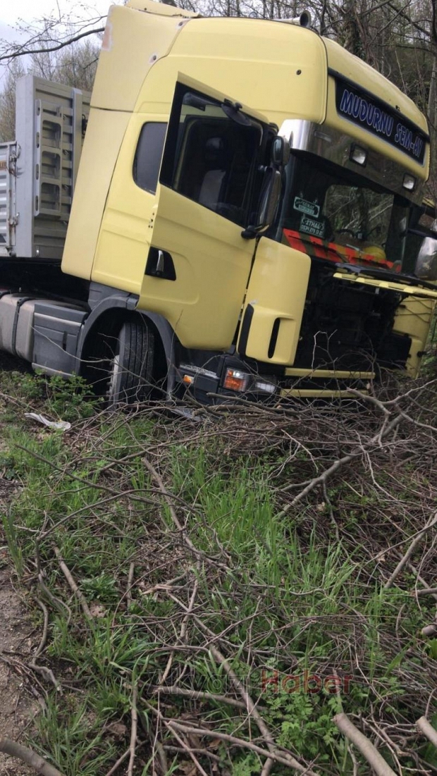 Dokurcunda Tır kamyonetle çarpıştı