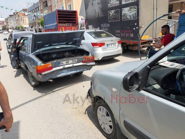 Dört Araç Birbirine Çarptı