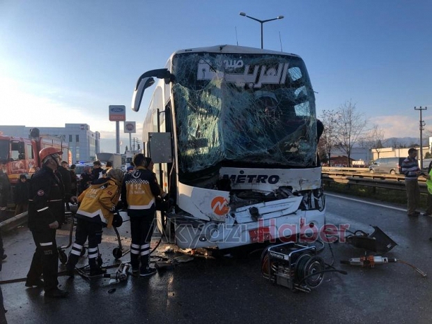 Dörtyolda otobüs tıra çarptı