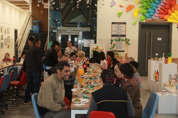 DÜNYA ENGELLiLER ve ANNELER GÜNÜ iFTARLA ŞENLENDi