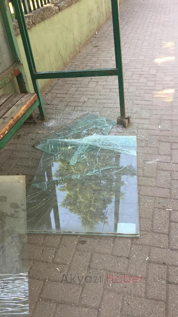 Durağın Camlarını Kırdılar