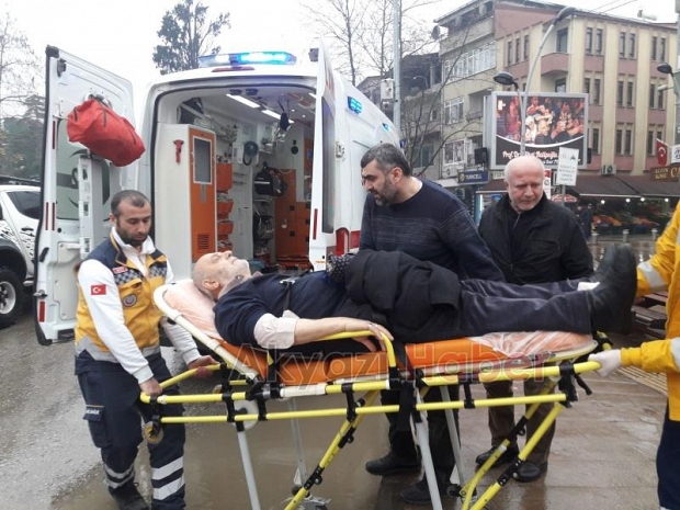 Eczanede Fenalaşan Yaşlı Adam Hastaneye Kaldırıldı