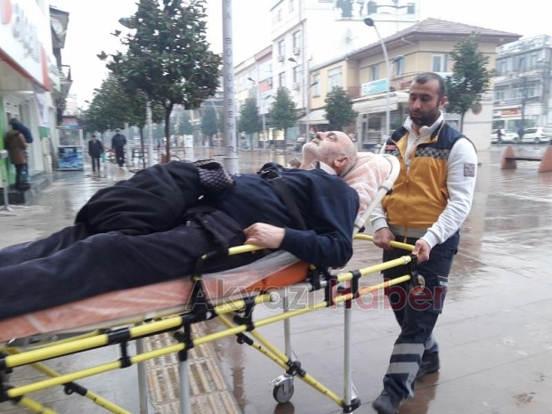 Eczanede Fenalaşan Yaşlı Adam Hastaneye Kaldırıldı