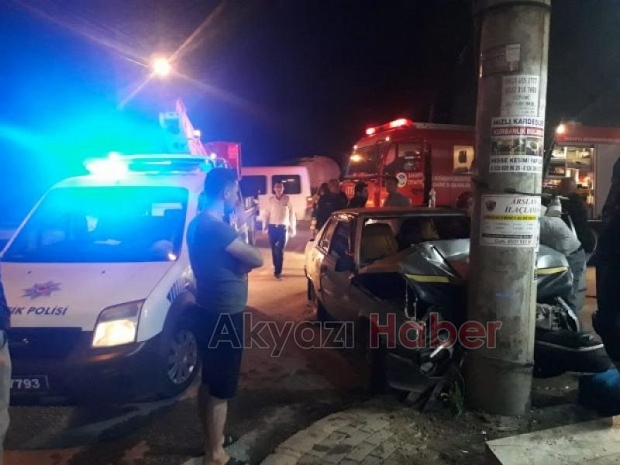 Elektrik direğine çarptı araç içinde sıkıştı 
