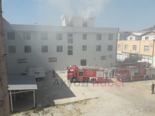 Elektrik kontağından çıkan yangın korkuttu
