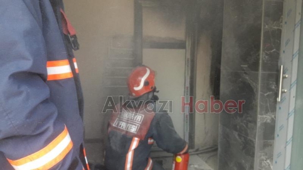 Elektrik kontağından çıkan yangın korkuttu