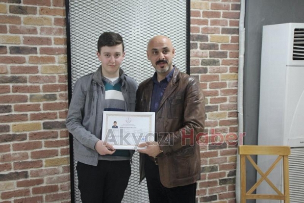 Emlak Kursu Kursiyerleri Sertifikalarını Aldı