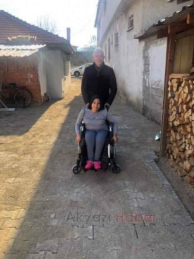 Engelli Çocuğun Evinin Önüne Parke Taşı Döşendi