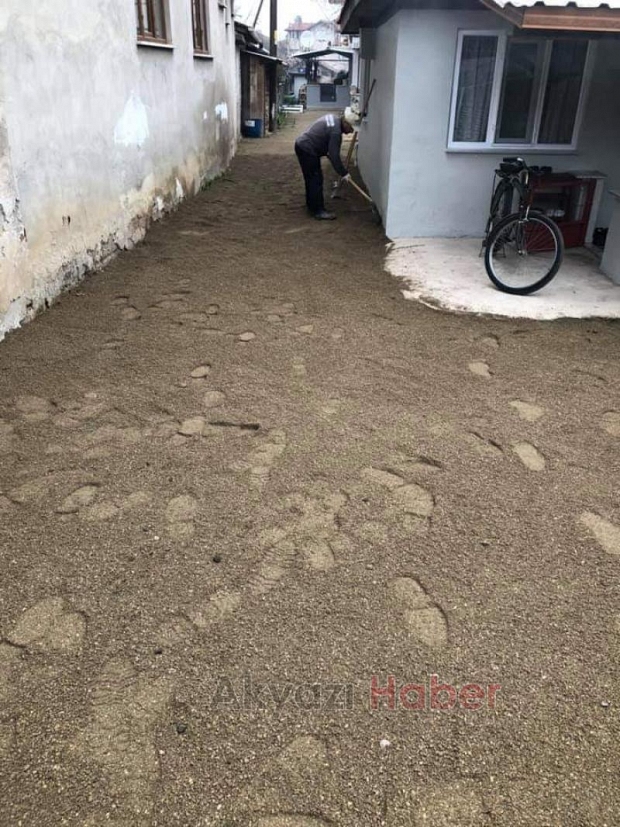 Engelli Çocuğun Evinin Önüne Parke Taşı Döşendi