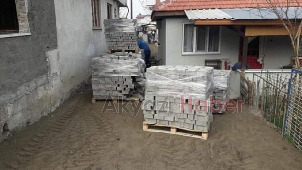 Engelli Çocuğun Evinin Önüne Parke Taşı Döşendi