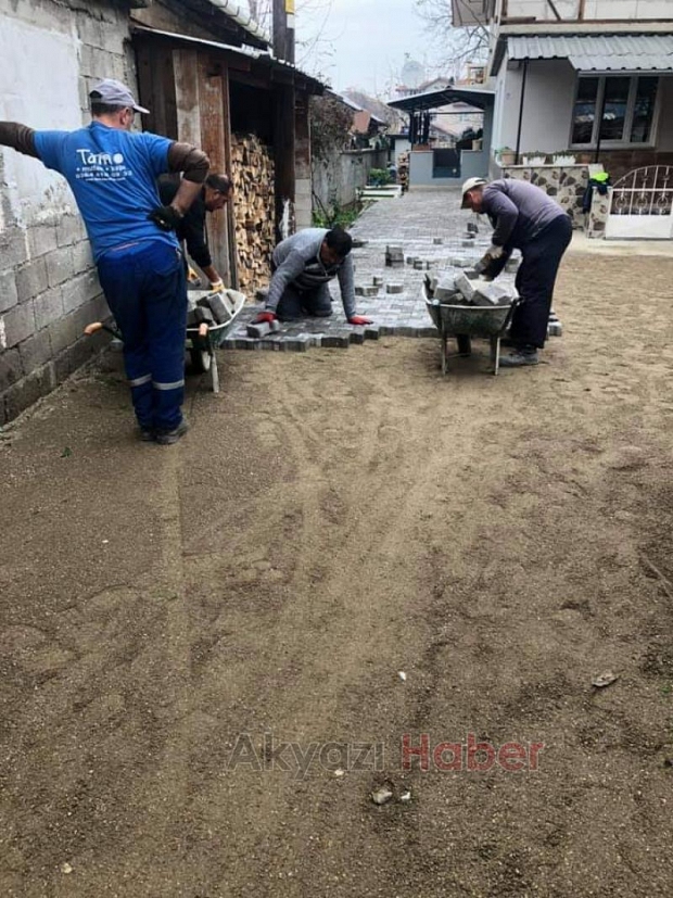 Engelli Çocuğun Evinin Önüne Parke Taşı Döşendi