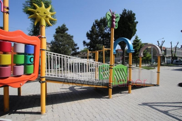 ENGELSiZ PARK’TA OYUN GURUPLARI MONTAJI GERÇEKLEŞTi