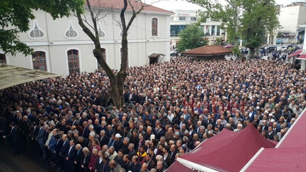 Eski bakan Cevat Ayhan toprağa verildi