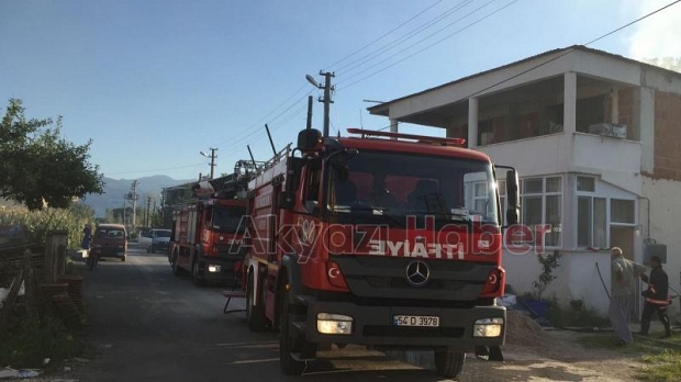 Eve Bitişik Samanlıkta Yangın Çıktı