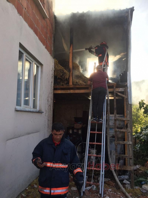 Eve Bitişik Samanlıkta Yangın Çıktı