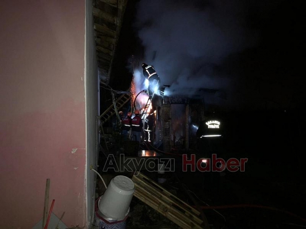 Evlere bitişik odunlukta çıkan yangın korkuttu 