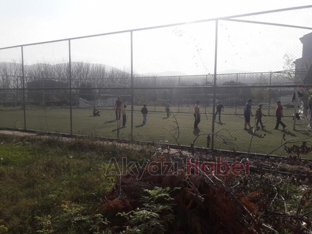 Futbol Oynarken Yüzünü Tellere Çarptı