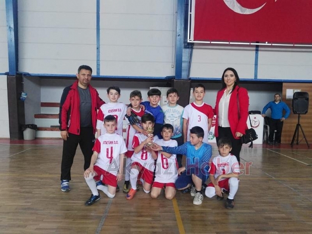 FUTSAL iLÇE BiRiNCiLiĞiNDE ÖDÜLLER SAHiPLERiNi BULDU