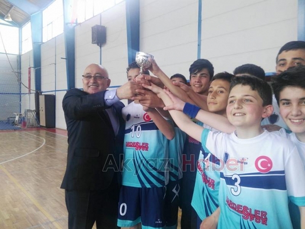FUTSAL iLÇE BiRiNCiLiĞiNDE ÖDÜLLER SAHiPLERiNi BULDU