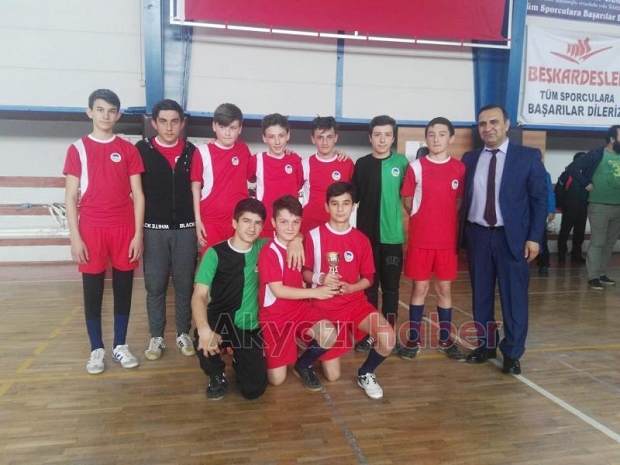 FUTSAL iLÇE BiRiNCiLiĞiNDE ÖDÜLLER SAHiPLERiNi BULDU