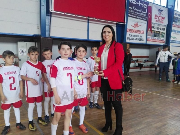 FUTSAL iLÇE BiRiNCiLiĞiNDE ÖDÜLLER SAHiPLERiNi BULDU