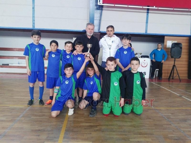 FUTSAL iLÇE BiRiNCiLiĞiNDE ÖDÜLLER SAHiPLERiNi BULDU
