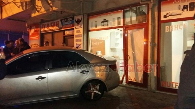 Gazı Ayarlayamayınca Mobilya Dükkanına Daldı