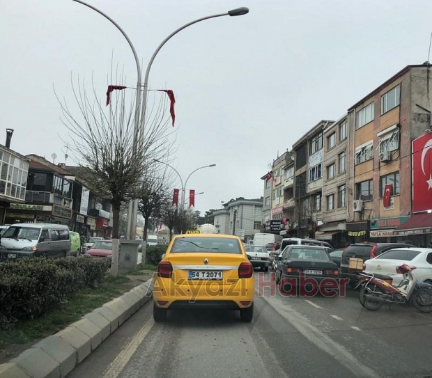Gelişi güzel parklar trafiği felç ediyor