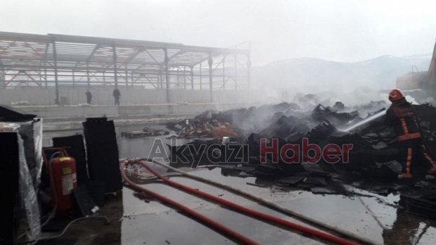 Geri dönüşüm fabrikası alev alev yandı