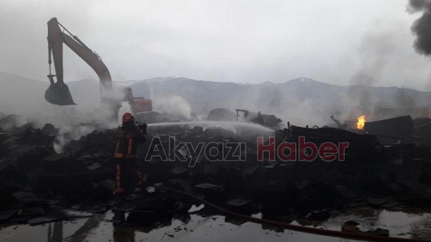 Geri dönüşüm fabrikası alev alev yandı