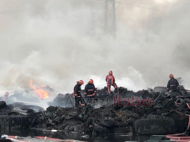 Geri dönüşüm fabrikası alev alev yandı
