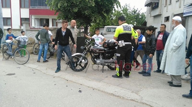 Motosikletle otomobile çarptı