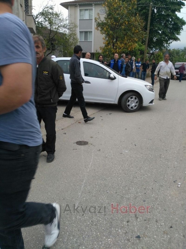 Motosikletle otomobile çarptı