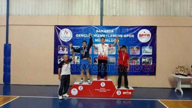 Güreşte Kupaların En Büyüğü Akyazı nın