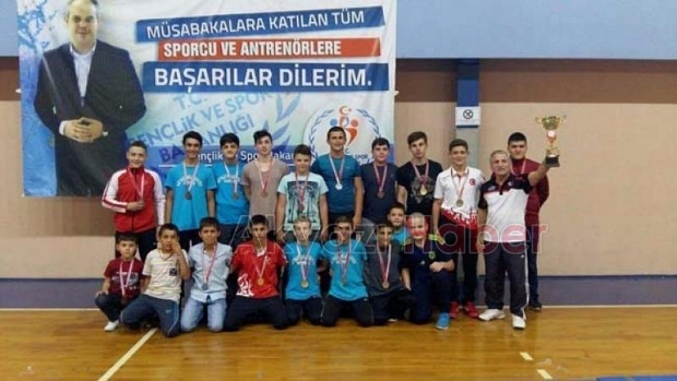 Güreşte Kupaların En Büyüğü Akyazı nın