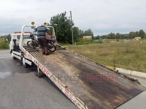 HAFİF TİCARİ ARAÇ MOTOSİKLETE VURDU KAÇTI