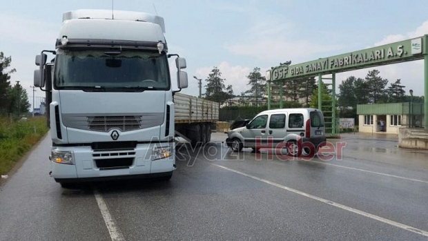 Hafif Ticari Otomobil Tır’a Çarptı 2 Yaralı 